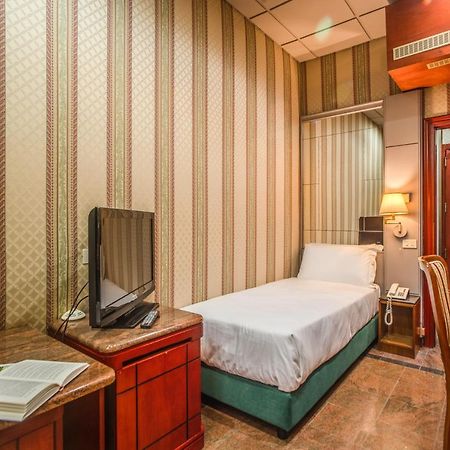Castro Pretorio Easy Rooms โรม ภายนอก รูปภาพ