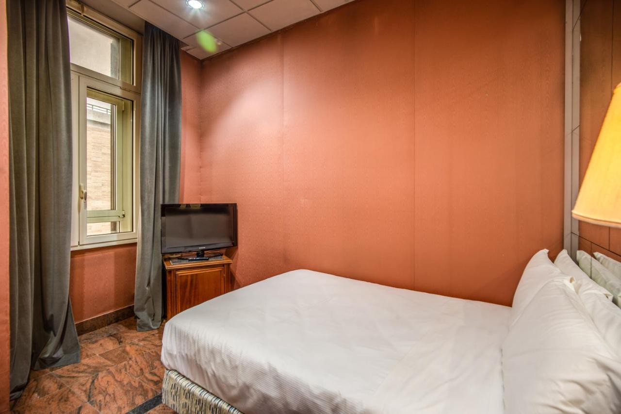 Castro Pretorio Easy Rooms โรม ภายนอก รูปภาพ
