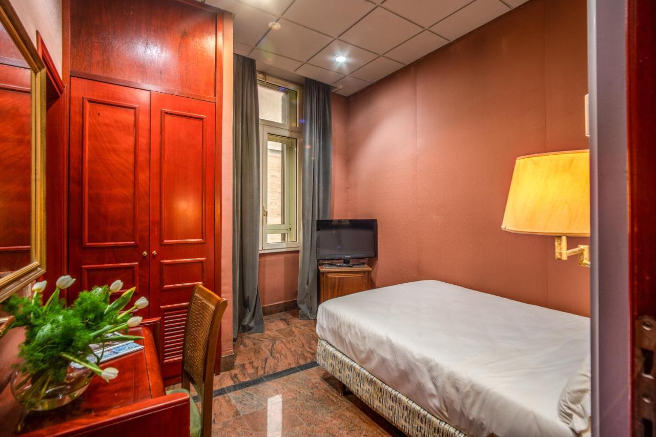 Castro Pretorio Easy Rooms โรม ภายนอก รูปภาพ
