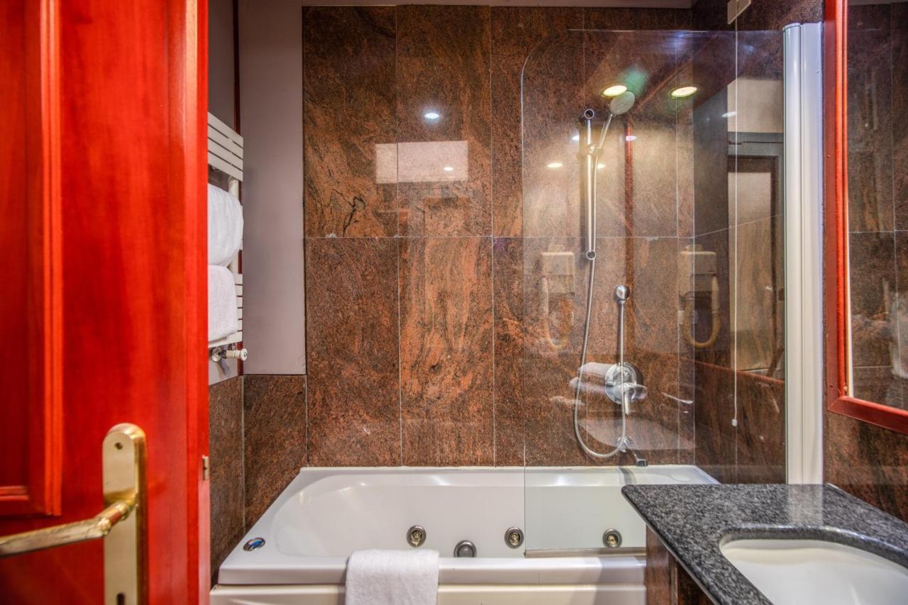 Castro Pretorio Easy Rooms โรม ภายนอก รูปภาพ