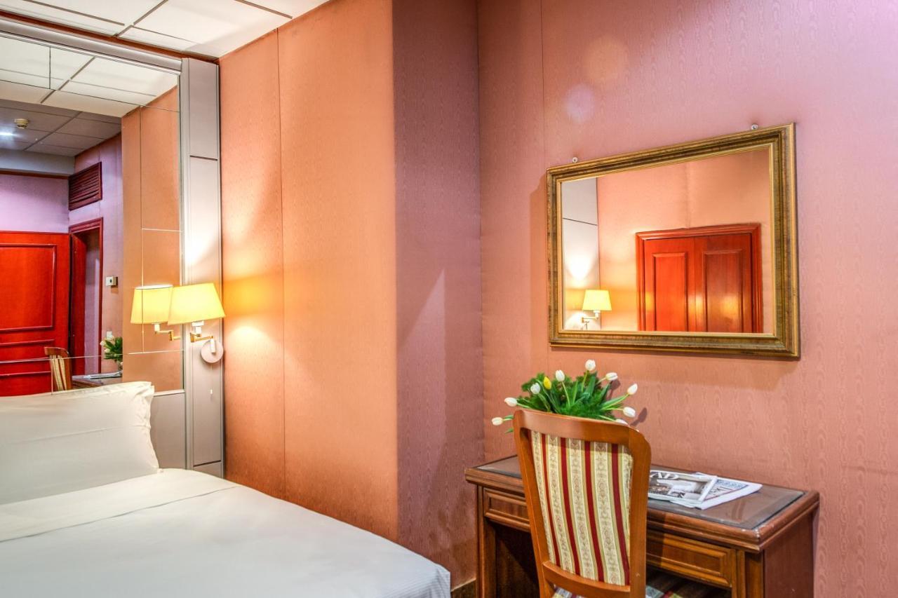 Castro Pretorio Easy Rooms โรม ภายนอก รูปภาพ