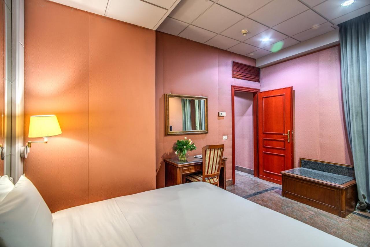 Castro Pretorio Easy Rooms โรม ภายนอก รูปภาพ